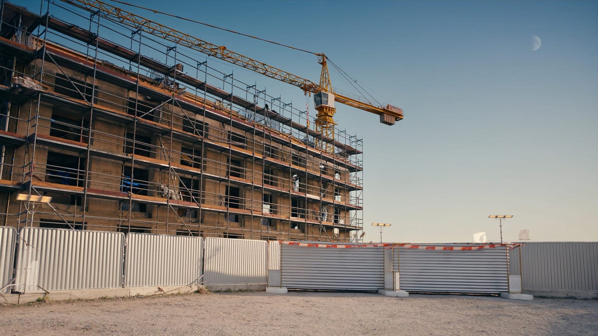 Symbolbild: Baustelle mit Kran und Bauzaun – Baustellenbewachung durch Vista Sicherheitsdienst