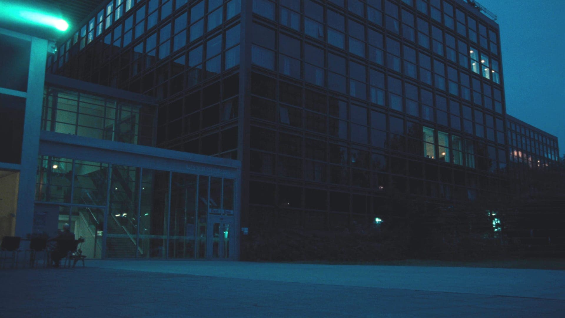 Symbolbild: Bürogebäude bei Nacht – Objektschutz durch Vista Sicherheitsdienst